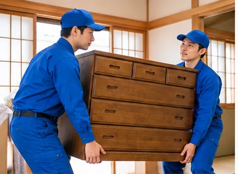 家具を運ぶ2人のスタッフ